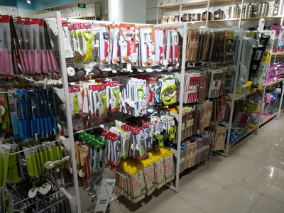 三茂服装批发城真正实现一站式低价购物广场,日用家居用品,饰品,卫生品,小商品全面上线。